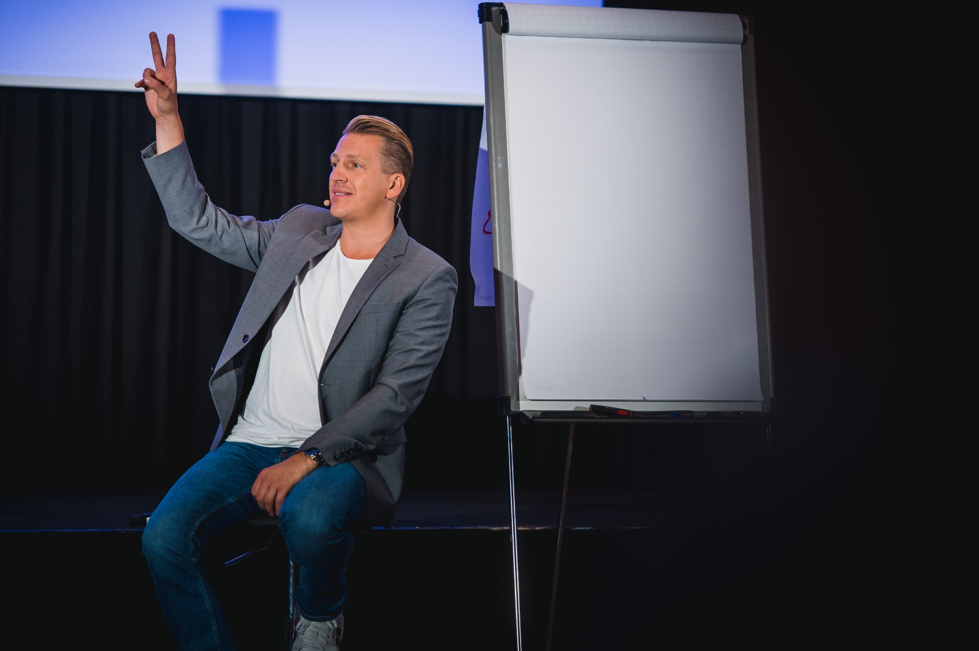 Tobias Beck auf der Bühne bei einem Seminar
