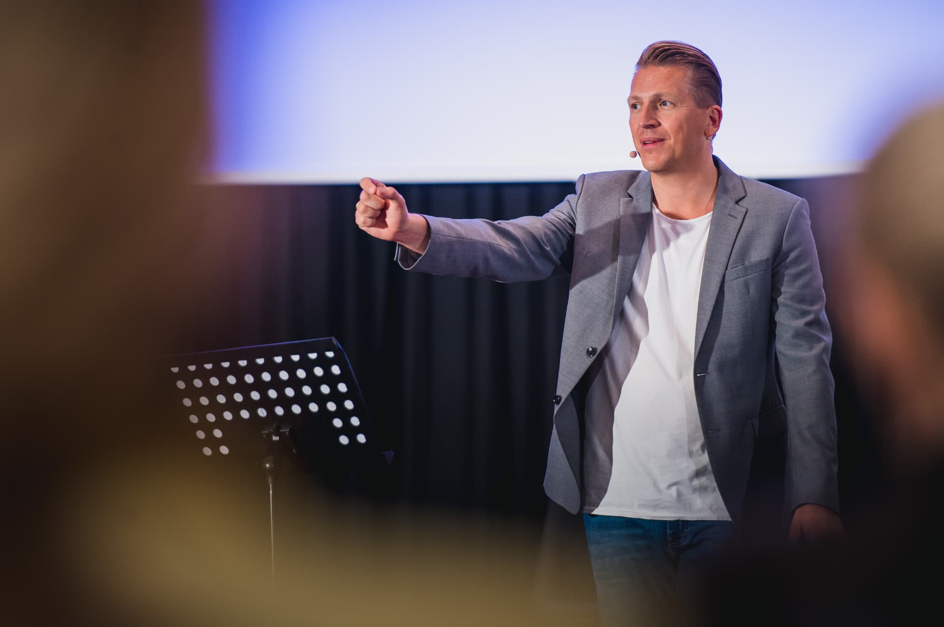 Tobias Beck erklärt am Notenpult im Seminarraum
